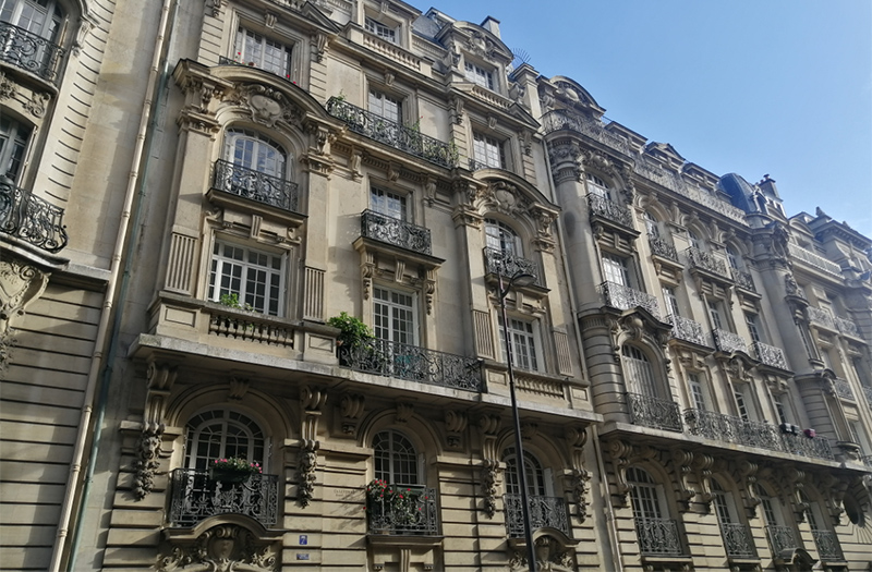 Beautiful old Parisian building - Would you like to move in here?