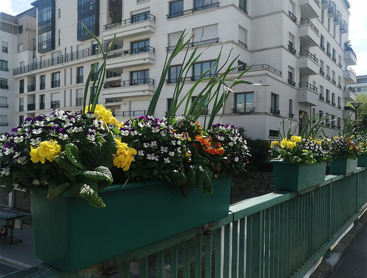 Moderner Wohnblock in der Île de France